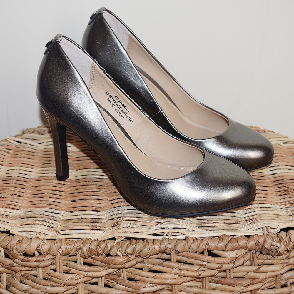 NWOT Cato Hematite Shimmery Metallic Pumps Heels